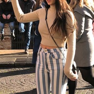 Knitted beige cropped long sleeve